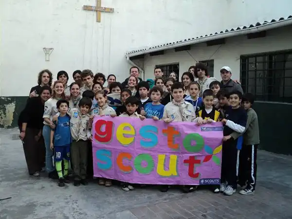 gesto-scout-en-las-calles-1
