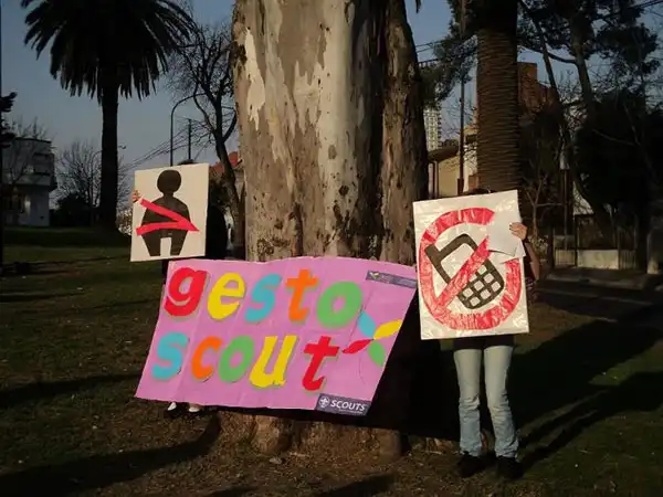 gesto-scout-en-las-calles-2
