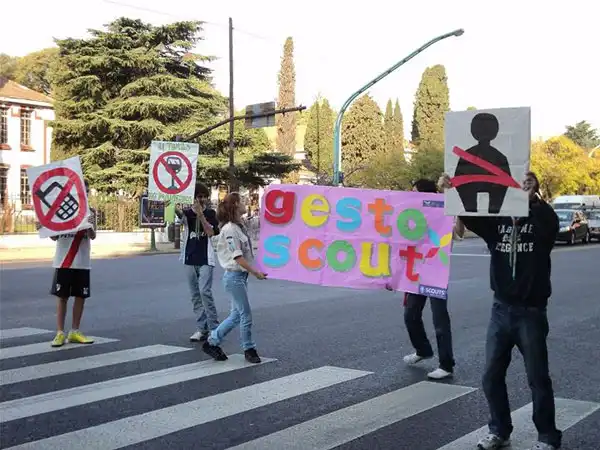 gesto-scout-en-las-calles-3