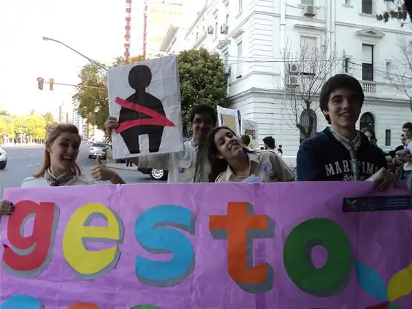 gesto-scout-en-las-calles-4
