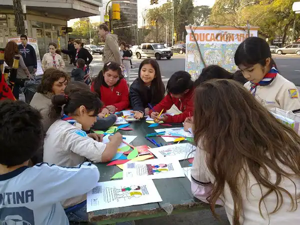 gesto-scout-en-las-calles-5