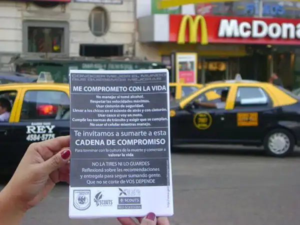 gesto-scout-en-las-calles-7